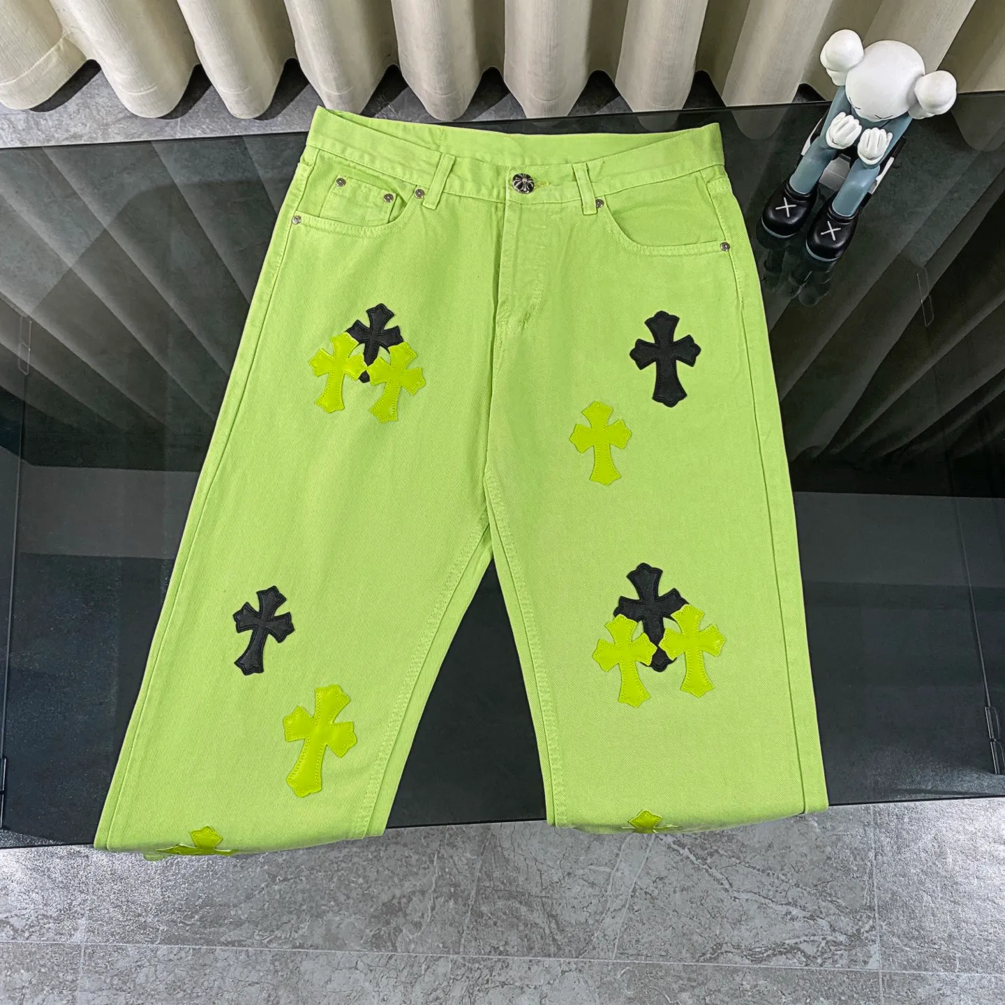 P250 chrome hearts 2025 two-color cross patch leather apple green jeans vi Top heavy industry fashionable design] Consistent high street luxury style creation. Speaking of this style, the Zangyin family and GU family are definitely the leading representative brands. Especially the Zangyin family has really achieved a state-of-the-art effect in creating high street style. The unique washed material is used to create this style. The color system is quite eye-catching. After it is decorated with patchwork cross flowers, it cleverly highlights the charm of the brand. Secondly, this style uses classic The classic high-waist cutting design highlights the long legs and fashionable temperament of the upper body. The brand is highly recognizable and the slim fit configuration is more suitable for daily wear. It is a product that interprets personality, fashion, and specifications at a glance. This single product is enough to make any fan excited. It can be a white T-shirt for youthful preppy style, or a tight suspender for lady style. It has strong matching ability and can be easily controlled by men.  [Materials and craftsmanship] Needless to say, this point goes without saying. As an excellent craftsman brand, Zangyin’s requirements for details and craftsmanship are really perfect. The washed color of this model has gone through so many processes, not to mention the embellishment of denim appliques. It is also purely hand-made and sewn. Just like what they believe in, only hand-made things have soul and have the meaning of wear. A top-notch heavy-duty fashionable denim item, I look forward to your perfect interpretation! !  Size:28-36